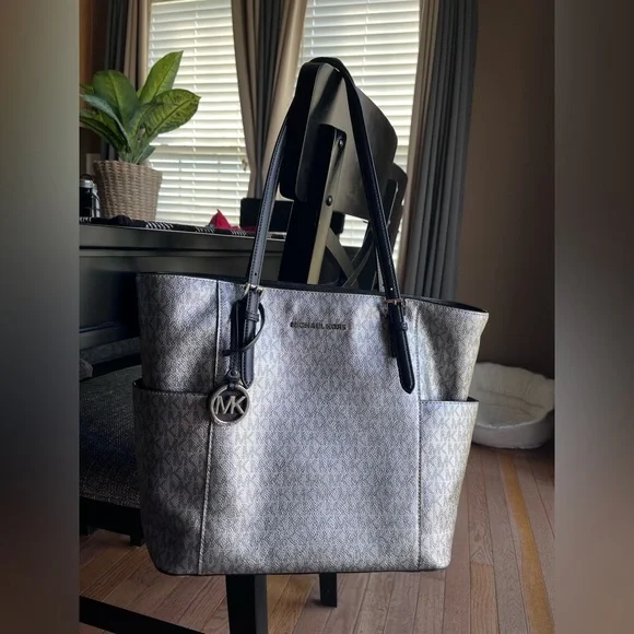 🖤Michael Kors Silver Tote Bag🖤 - Picture 15 of 16